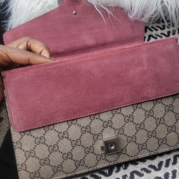 Beautiful pre-owned authentic Gucci shoulder bag. - Picture 7 of 16